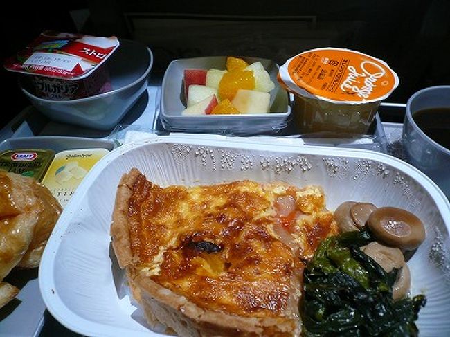 ２回目の機内食、朝食です。<br />オムレツかキッシュのチョイス。<br />キッシュをいただきました。<br />これも去年と同じ内容でした。
