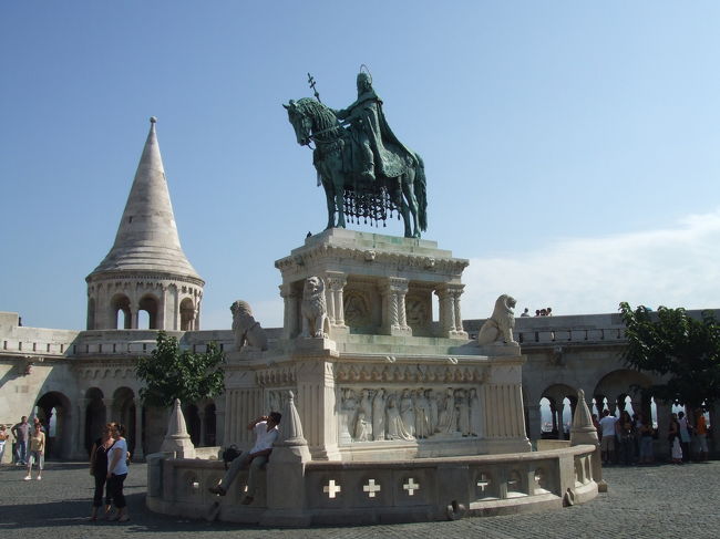 8月15日(水)<br /><br />快晴！日差しがとても強く、むしろ強すぎてフラフラするほどでした。<br /><br />今日は初めに王宮の丘を訪れてみました。<br />写真は、初代ハンガリー国王のイシュトバーン像。