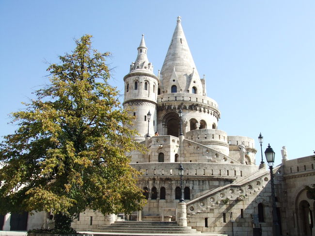 漁夫の砦です。<br /><br />石灰石の白さが美しい。