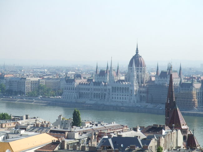 漁夫の砦からの眺望です。<br /><br />ドナウ川の対岸に佇む国会議事堂が少し幻想的。