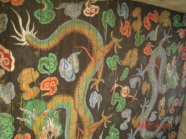 南大門の天井には立派な龍の絵が描かれていました。