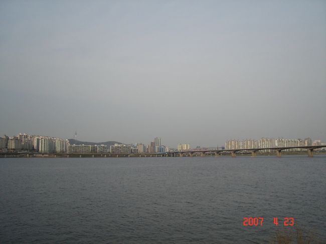 新村駅から忠正路駅に戻り、５号線でヨイナル駅へ。ここから蚕室いきの遊覧船が出てるのでそれでホテルへ戻るつもりだったのですが・・・。<br />次の時間までに1時間以上もあるので、船は却下してタクシーで帰ることに。