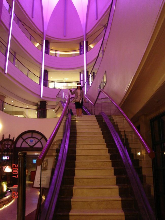 ロッテホテルワールド・ソウル・江南にて。<br />ここの階段は「天国の階段」で出て来ました。