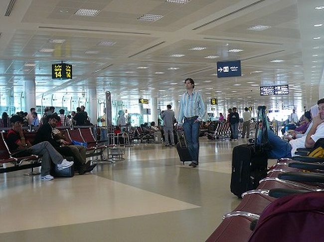 カタールのドーハ国際空港は、小さな空港で免税店などほんの少ししかありません。<br />全体的にはきれいな感じの空港です。<br />食事ができるところは２カ所です。<br /><br />ターミナルは小さいので、飛行機とターミナル間はバスで移動します。