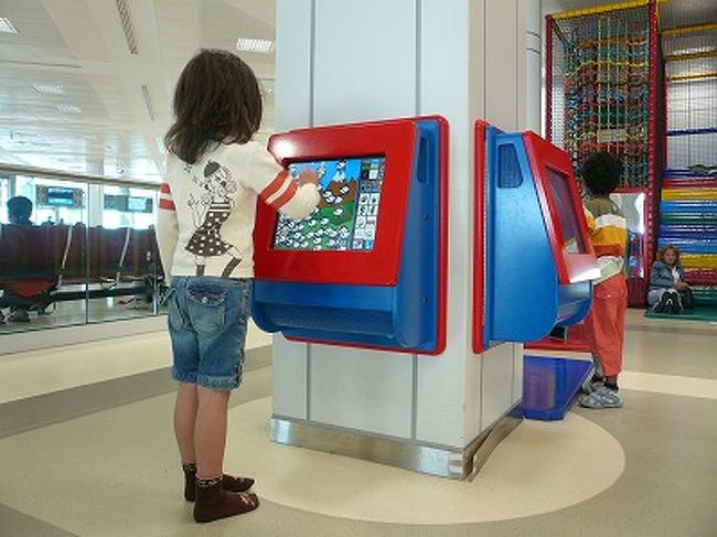 遊具のほか、ボード型ゲームやタッチパネルの画面で、お絵かきや神経衰弱などのゲームもできます。<br />近くにたくさん椅子もあり、座って見ていられるのもうれしいです。