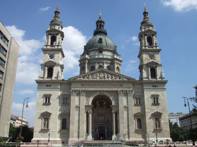 王宮の丘を離れ、ペスト側に来ました。<br /><br />聖イシュトバーン大聖堂です。<br />かなり大きく、威厳がありました。