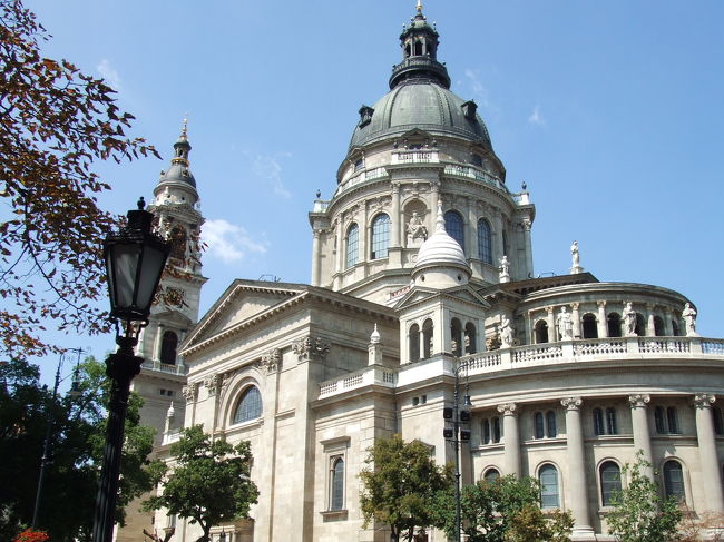 別の角度からの写真。<br /><br /><br />この後、恐怖の館という、共産主義時代の秘密警察本部として使われた建物を訪れました。<br />写真を撮り忘れてしまいましたが、とりあえず、かなり怖かったことは覚えてます。