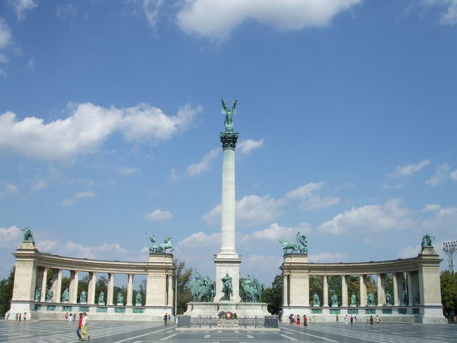 英雄広場に着きました。<br />どーーーーん！感動的な広さです。<br /><br />ハンガリー建国1000年を記念して1896年に作られたブダペスト最大の広場だそうです。<br /><br />イシュトバーン一世など、ハンガリーの14人の英雄像が並んでいます。<br /><br />