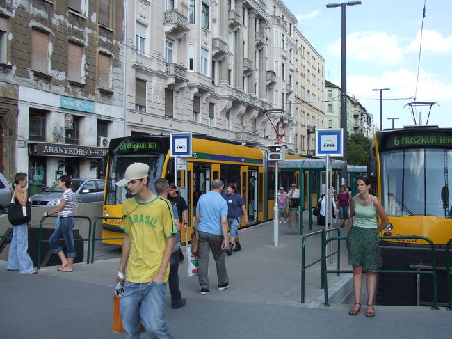 メトロ１→メトロ３→トラム→バス→徒歩20分<br />という疲れそうなルートでゲッレールトの丘に向かいます。案の定疲れました…。