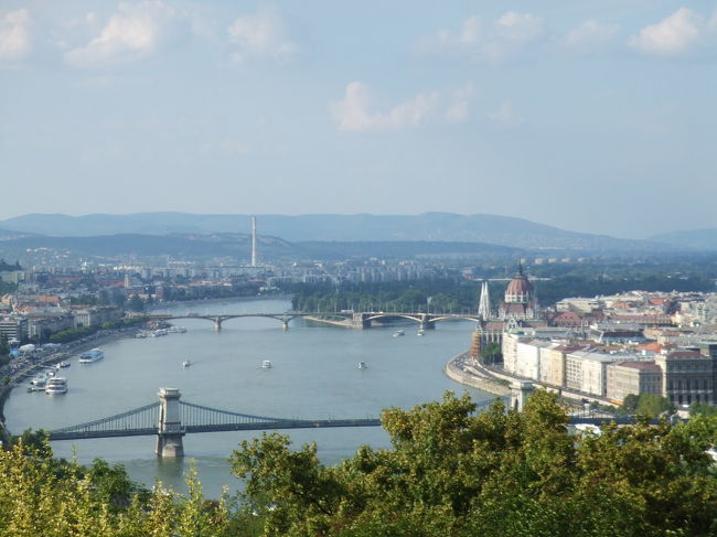 フラフラになりながら、ゲッレールトの丘に到着しました。。。<br /><br />ゲッレールトの丘にある要塞からの眺めがこんな感じです。<br /><br />ここから、ブダペスト市街を一望することができました。