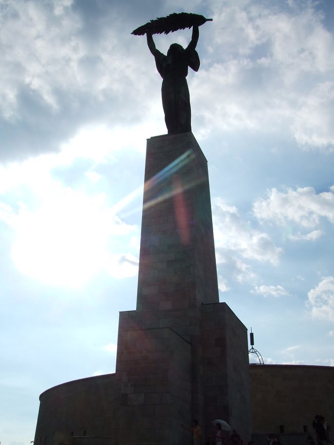 ゲッレールトの丘からブダペストを見守る自由の象徴…ですが、<br />なんと残念なことに、逆光です！！<br /><br />ナチスドイツから解放されたときに建てられたものだそうです。