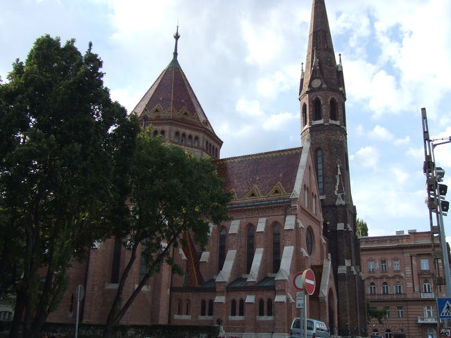 最後に、街にあった何気ない教会の写真を。<br /><br />明日は、センテンドレという近郊の町に日帰りで行ってきます。