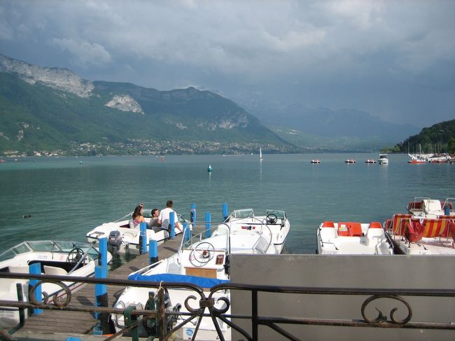 <br />　　アヌシー湖です。モーターボートなどにも乗れま　　す。