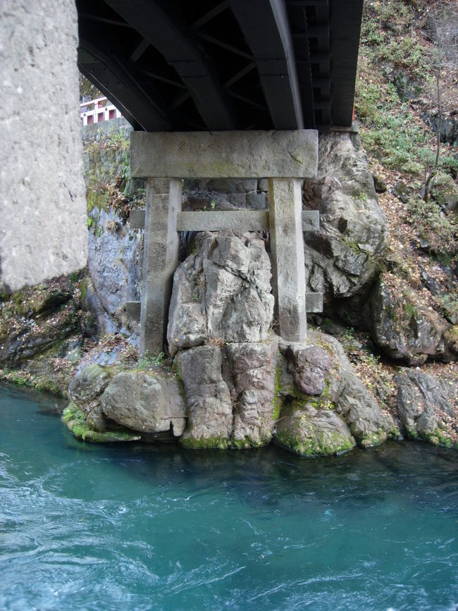 神橋　Sinkyo<br /><br />鳥居が橋を支えています。大谷川の流れも美しいです。