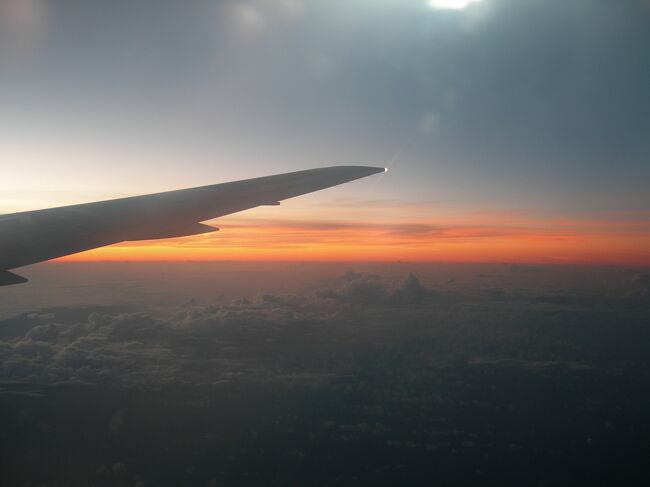 夕方出発でした。成田までは車2台で、下道で行きました。恐るべき貧乏旅行です。でもね、女って3人集まればいつまででもしゃべっていられるものです。成田まではあっというまに到着しました。<br /><br />写真は飛行機から見える夕日。ちなみに離陸直後、富士山も見えていました。
