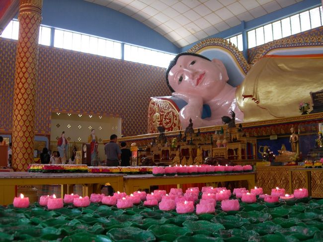 派手派手なお寺。