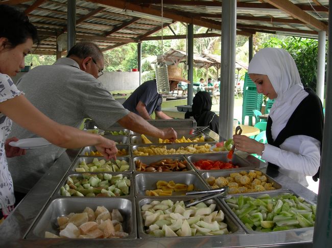 ジャンボタクシーを呼んで、山奥のフルーツファームへ。