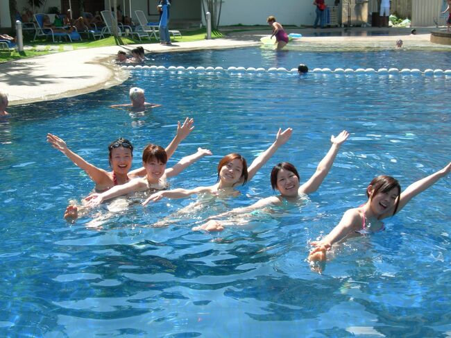 ホテルに戻ってプールへ。タオル使い放題。白人の老夫婦は、みんな日焼けするためにプールサイドで読書など。<br /><br />うちらはシンクロなど。