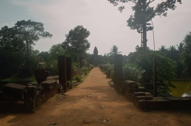 天国への道。。。頭がスイカに。<br /><br />ロリュオス内の遺跡。名前はスッとんでしまった。珍しく、参道脇に植木が植えてある、美しい参道を進む。天国に導かれていくような感じ。<br />一瞬、「死んだか？」と思ってしまうほど。 	<br />
