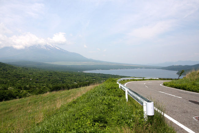 山中湖花の都公園に向かう途中の景色です。<br />山中湖と富士山が見えます。<br />とってもいい景色でした。バイク乗りの人達も大勢停まって景色を眺めていました。<br />夕暮れ時も素敵かもしれないなぁ