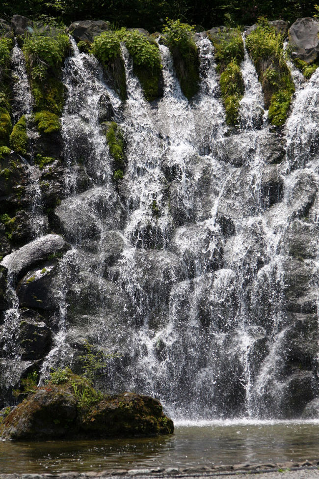 園内に滝がありました。何分かおきに水流が増え勢いが増します。<br />通常とどんな風に変わるのかかなり期待したのですが。。。<br />実際に行って見ればわかります。
