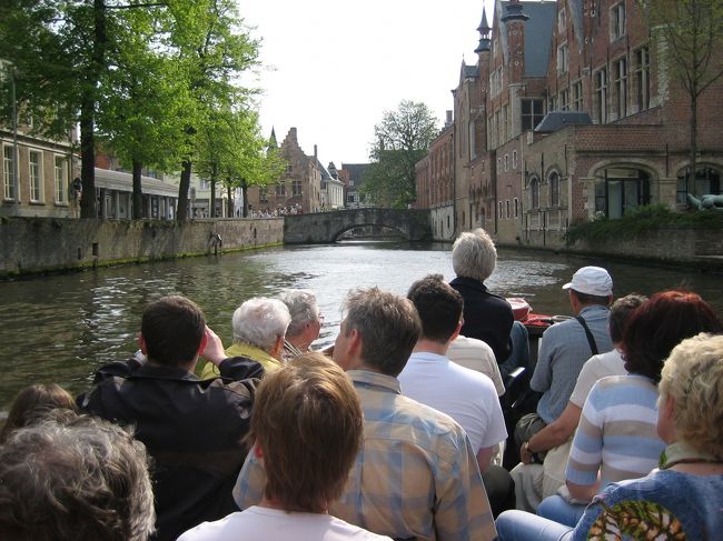 <br />　ブルージュの運河を小船で、めぐります。