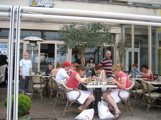 <br />　　ブラッセルからブルージュに行く途中にあるオスタンド　という　小さなニースのような海辺の洒落た街です。