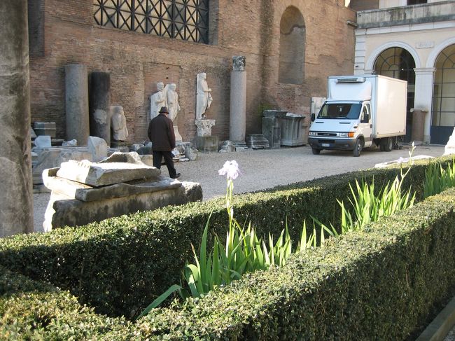 <br />　浴場跡地　かきつばたが咲いてました。　