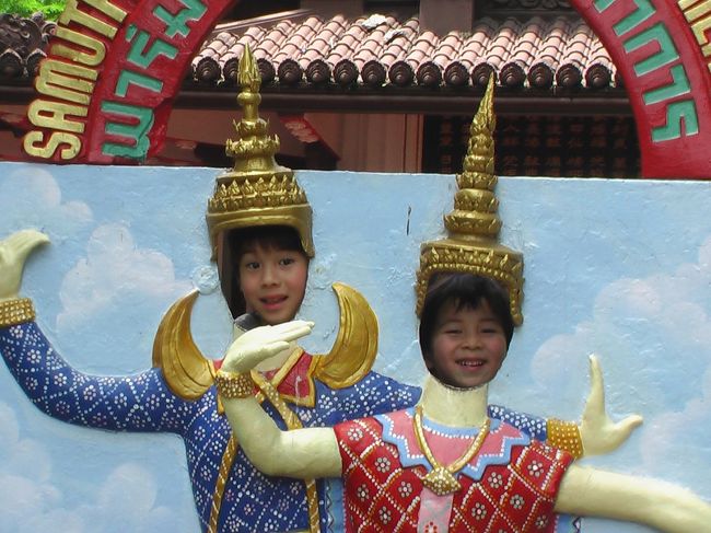 無事、2時間弱で、園内散策終了です。。<br />帰りは、近くのＢＴＳ駅まで同じタクシーで。<br />最初からALL　300Bで交渉しました。BTSは渋滞がなく早かったですが、市内まで4人で160Bくらいかかったので値段はタクシーで帰っても変わらなかったかな。<br />（ちなみに園内の飾り物なので、お金かかりません！）<br />