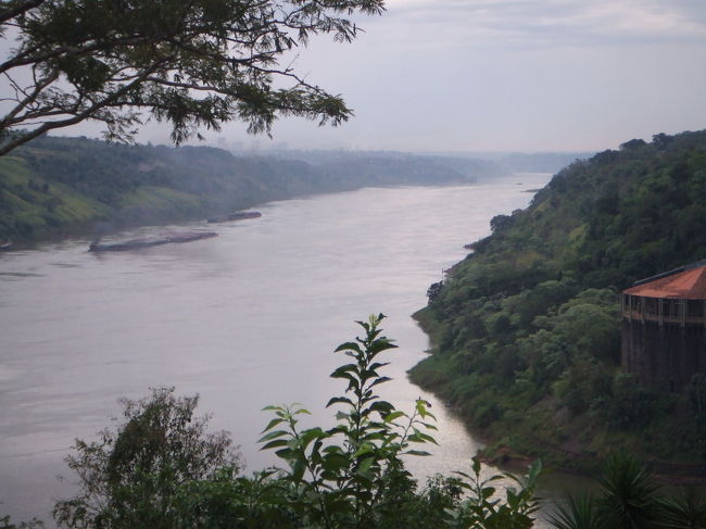 アルゼンチンからみた３カ国国境点<br />川の真ん中が国境だそう。<br />