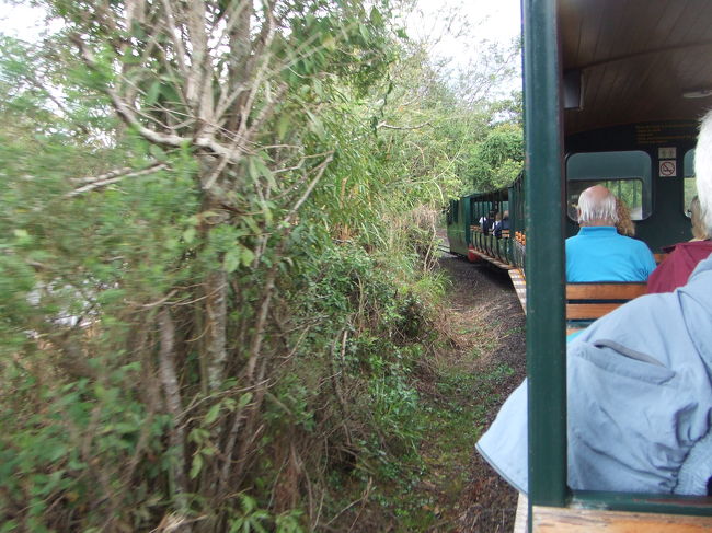 国立公園内を走る列車で移動<br /><br />この時期は３０分に一本らしく、ギリギリについたのでダッシュで駆け込み乗車。