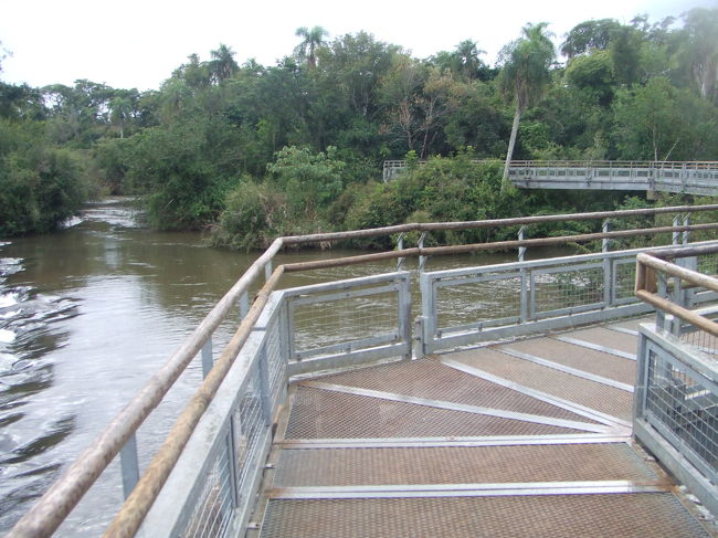 川の上を渡された橋を延々と歩いていきます。