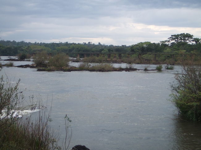 昔、洪水で流された橋の残骸<br />晴れて暑い日はワニが日向ぼっこしてるらしいです。