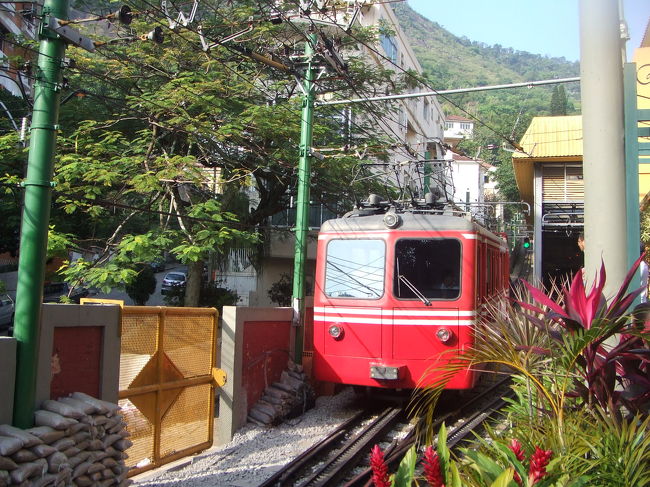 コルコバードの丘へ登る列車