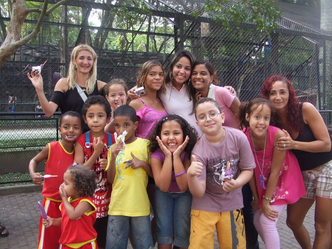 動物園にはたくさんの地元小学生が遠足に来ていて、<br />なぜか動物よりも私たちが人気者（？）に。<br /><br />何度も写真を一緒に撮るようにお願いされました。