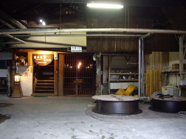 薫長酒造の製造現場<br /><br />右側に大きなお釜が2つ写っていますが、これらはお米を蒸すのに使われるのでしょうか…。入口のところにはカフェもあって、日本酒アイスなども売っていました。