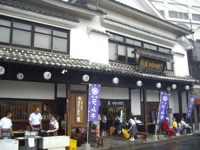 隈町 源次郎左衛門味噌醤油蔵<br /><br />JR久大本線の線路を越えて、隈町エリアにも足を運びました。隈町は三隈川河畔に温泉旅館が並び、往時の町人文化を彷彿とさせるものが多く残されています。この醸造所では、工場見学ツアーも開催してました。