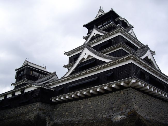 熊本城 天守閣<br /><br />諸説ある「日本三名城」のいずれの説においても、熊本城は3つに含まれているようですね。その名城・熊本城は、加藤清正が幾多の実戦の経験を生かし、慶長6年(1601年) から7年の歳月と心血を注いで築城したものだそうです。