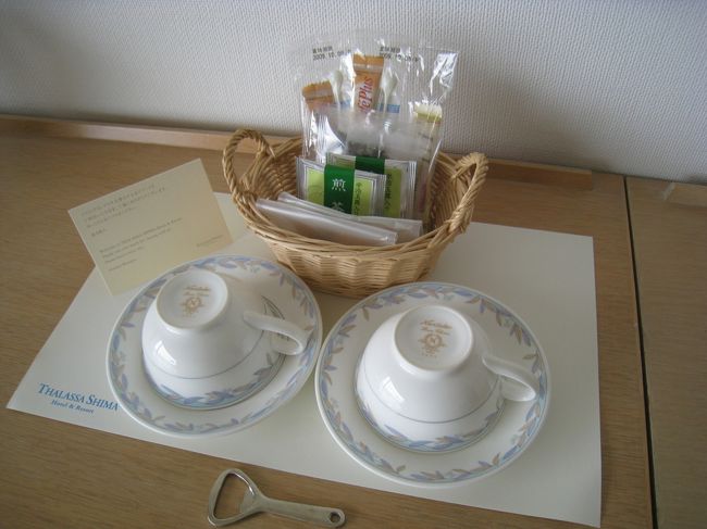 デスクの上にはカップやお茶など。