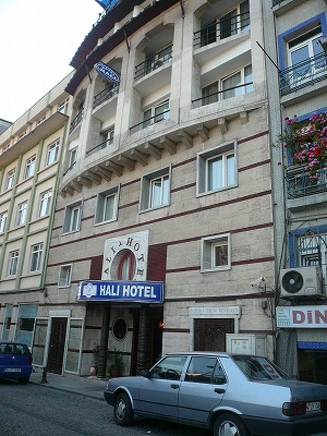今回お世話になったホテル『HALIHOTEL』です。<br />中級ホテルになるでしょうか...<br />場所はスルタンアフメット、トラムの走っている道から５０ｍほど中に入ったところにあるので、わりと静かで良かったです。便利なところです。