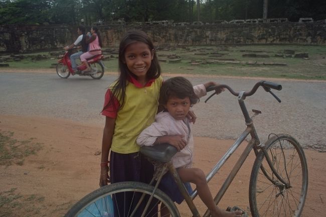 似てる似てる。私に似てる。お姉さんのほうが。<br />少なくとも一般的な日本人よりは似てる。