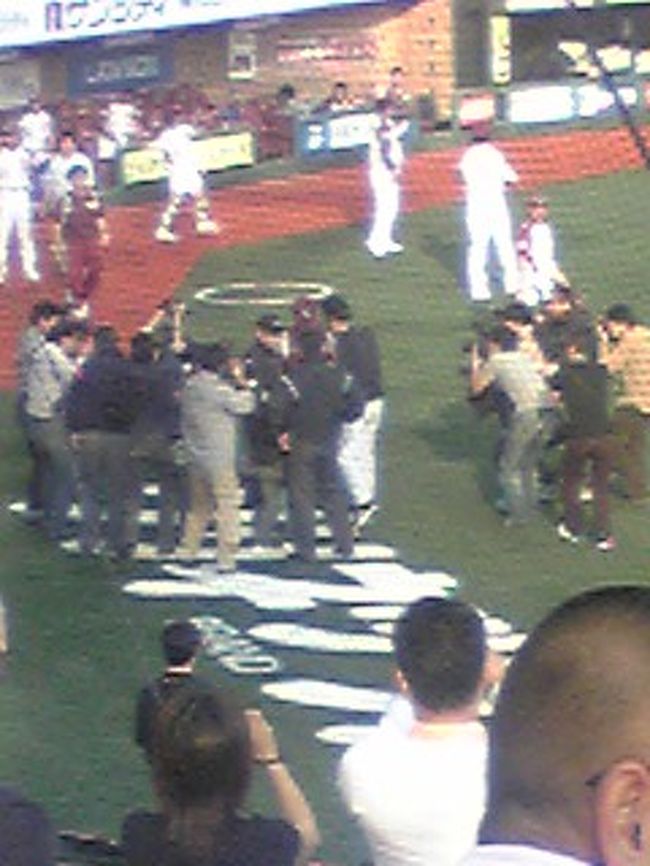 メンバー表交換。原監督と野村監督にカメラマン群がる。