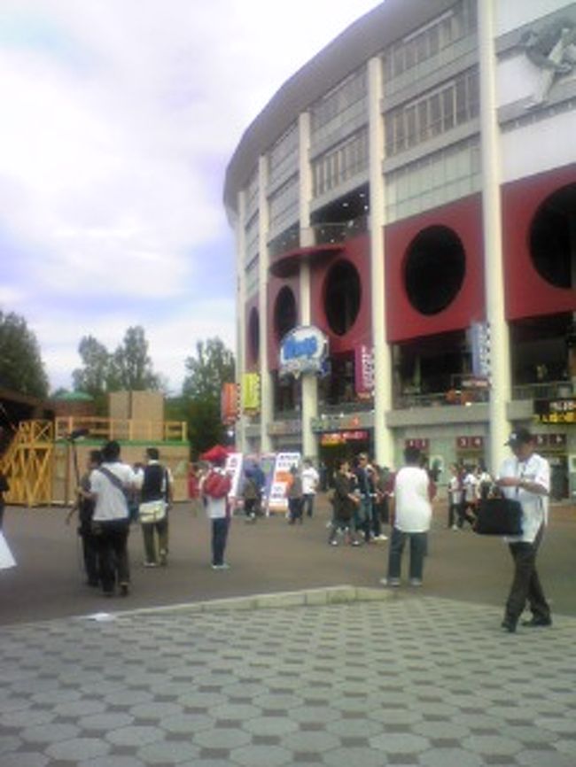 球場外で買った飲食物持ち込み禁止ということで、駅前で買ったマックをベンチで食べる。