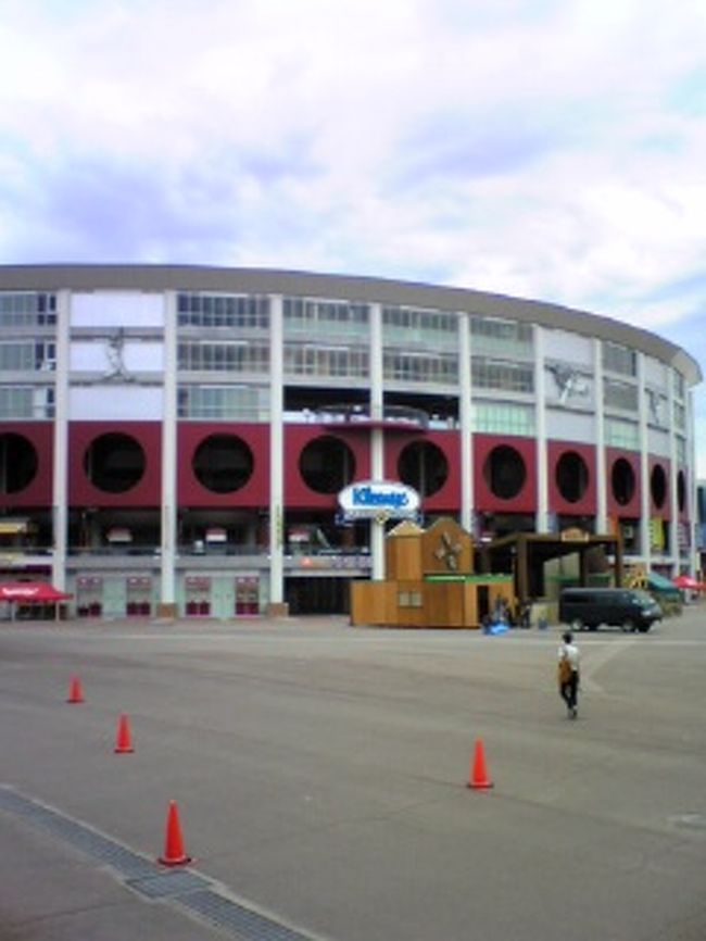 試合はナイターなので、昼では人はほとんど見かけず。