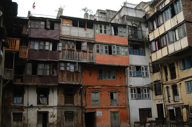 カトマンズの路地裏を彷徨っていると、急に広場のような場所に出た。<br />広場から見ると家々は微妙に傾斜して、上階が張り出し、お互いに支えあっているようにも見える。<br /><br />地震がないからか・・・。<br /><br />何処までが境界なんて気にしない。<br />色はバラバラなのに、不思議と均整がとれている。<br /><br />なんだろう、この感じ。<br /><br />包まれているみたい。