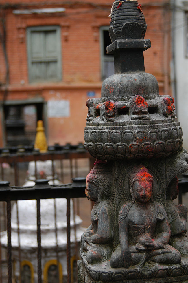 街角には、やたらと神様がいる。<br /><br />そして、全ての神様に真新しいティカが着いている。<br />信仰されている証拠。<br /><br />仰々しい神様ではなく、ふと道端にいる神様。<br />みんな気軽にお祈りしていく。<br /><br />日常に神様がいて、<br />その前にゴミを平気で捨てている・・・。<br />そのユルサが愛しい。