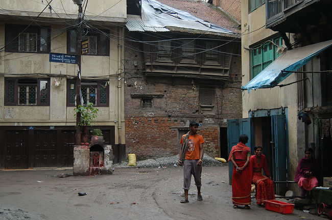 静かな午後。<br />路地裏は薄暗い。<br /><br />赤い服を着た女達が、気だるそうに井戸端会議をしている。<br /><br />この路地にも神様がいて、物言わず佇んでいる。
