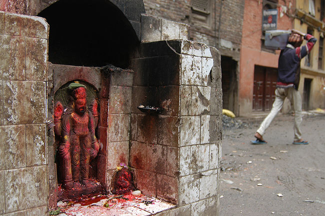 神様が汚れているのは、<br />大切にされている証拠。<br /><br />祈れば祈るほど、<br /><br />神様は色を増す。<br /><br />焦げていく。