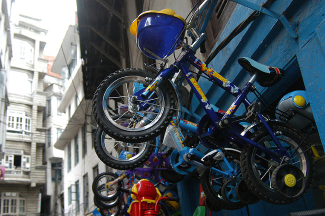 自転車も勢いよく飛び出している。<br /><br />無数に。<br /><br />色とりどり。<br /><br />