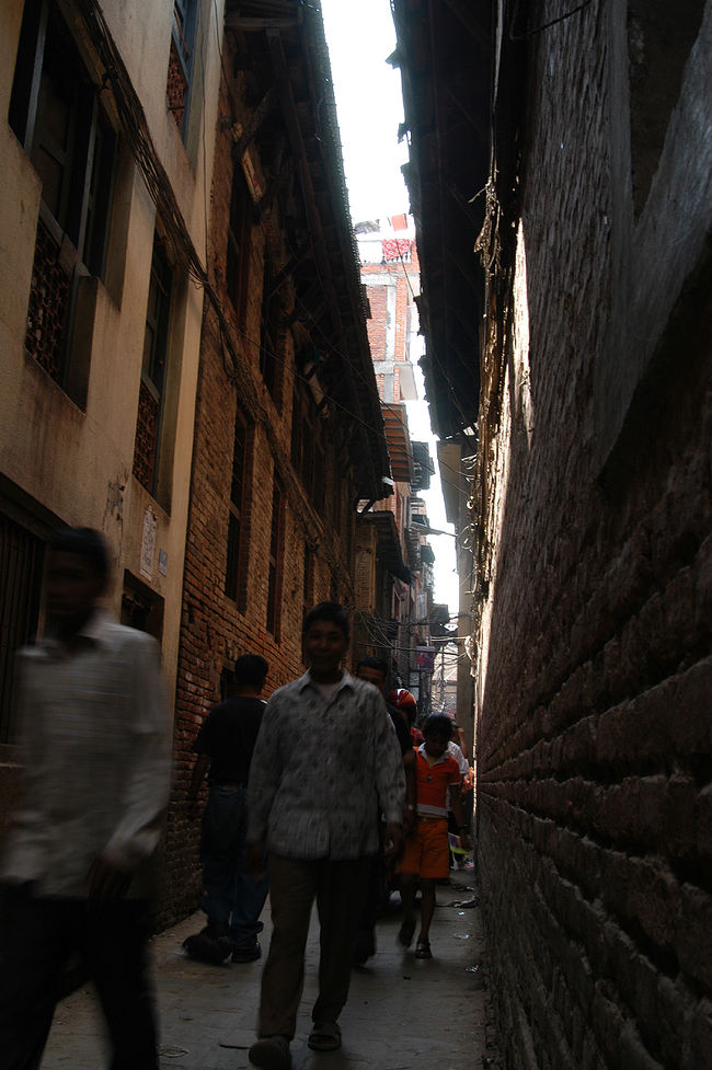 人の流れがある方向に。<br /><br />何があるのか？？？<br /><br />お祭り？<br /><br />ハーメルンの笛吹き男にさそわれて。<br />私も路地を進む。